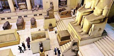 بهو المتحف المصرى بدون مراوح ولا أجهزة تكييف