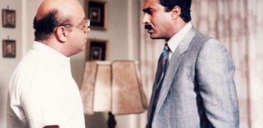 خيري بشارة مع أحمد زكي في مشهد من فيلم «زوجة رجل مهم»