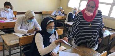 طالبات أثناء أداء أحد امتحانات شهر أبريل