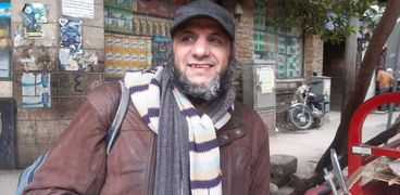 إسماعيل عبد الرحيم يغنى التواشيح الدينية فى شوارع القاهرة