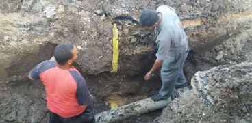 إصلاح كسر بماسورة مياه شرب بشارع المحكمة بمدينة المراغة في سوهاج