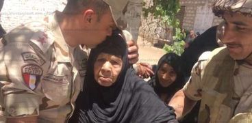 بالصور| رجال القوات المسلحة يساعدون عجوزا في الإدلاء بصوتها بقنا