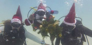 بابا نويل فى اعماق البحر للاحتفال بالكريسماس