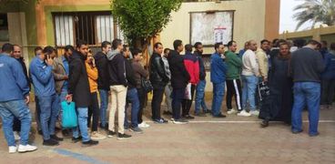 تزاحم الناخبين على مقار لجان الانتخابات الرئاسية في قرى بني سويف