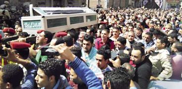 حشود من المواطنين تهتف ضد الإرهاب فى جنازة شهيد «إيتاى البارود»