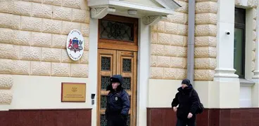 أفراد من الشرطة الروسية أمام مقر سفارة لاتفيا في موسكو