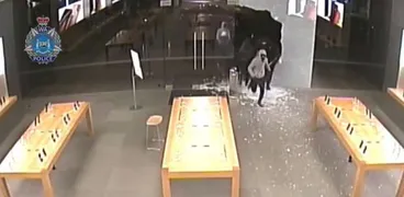 بقطة فيديو لعملية سرقة متجر شركة "أبل" بمدينة "بيرث" السترالية