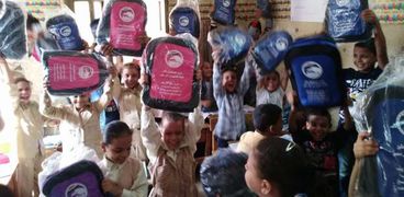 بالصور| "مستقبل وطن" يوزع 1000 شنطة دراسية على طلاب المدارس بسوهاج