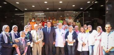 وزير الصحة يزور غرف المرضى بمستشفى شرق المدينة بالإسكندرية