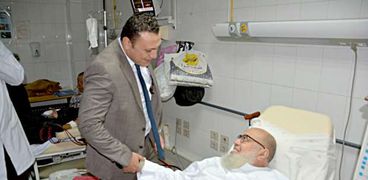 هيثم الشيخ في زيارته لمستشفي طلخا