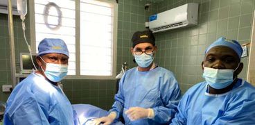 قافلة جامعة أسوان في تنزانيا تجري 8 عمليات جراحية لتشوهات المسالك