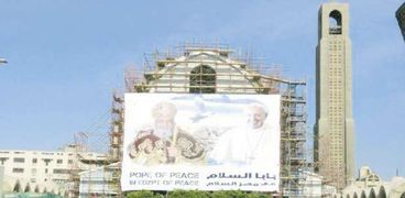 لافتة تحمل صورتى بابا الفاتيكان والبابا تواضروس على مقر الكاتدرائية