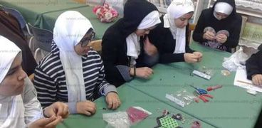 الأشغال اليدوية دورة تدريبية تنظمها جامعة قناة السويس بمدرسة السلام بنات. .