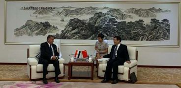 وزير قطاع الأعمال يلتقي وزير الصناعة الصيني لبحث التعاون المشترك