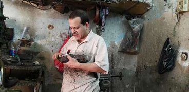 «عبدالرحيم» أحد العاملين فى تصنيع الأحذية