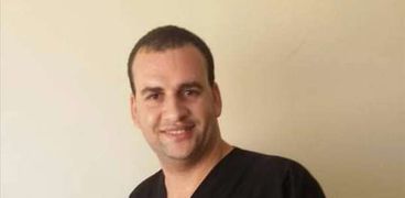 احمد نور ممرض بمستشفى العزل بحميات الغردقة