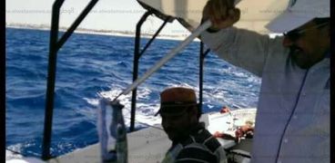 أحد الصيادين بمطروح خلال صيده بالبحر المتوسط وتخرج سمكة القراض