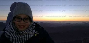 بالصوروالفيديو:طفل دمياطى يصعد قمة جبل موسى أعلى القمم فى مصر