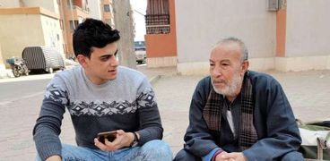 عبد الجابر حسين أحد سكان حي الأسمرات رفقة محرر "الوطن"