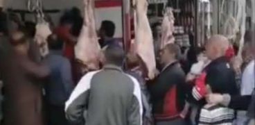 إقبال المواطنين على شراء اللحوم بالعريش بجنيه واحد