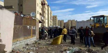 الأجهزة التنفيذية في محافظة بورسعيد تزيل العشش
