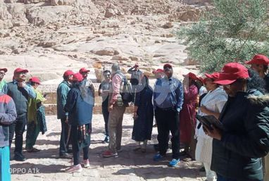 سياح يلتقطون صورا تذكارية داخل دير سانت كاترين بعد رحلة العودة من جبل موسى