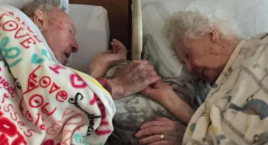 عجوز يبلغ 100 عام رفض ترك يد زوجته أثناء وفاتها منوعات الوطن