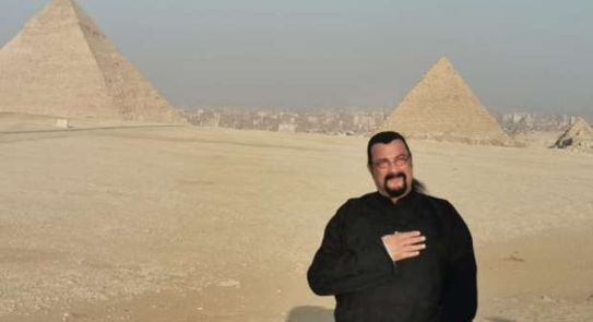 صور.. ستيفن سيجال من الأهرامات: سأكرر زيارتي إلى مصر في العام المقبل - فن - الوطن