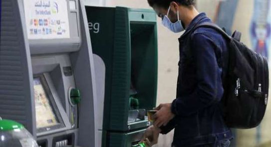 يقوم البنك الوطني تلقائيًا بتجديد بطاقات الصراف الآلي واستلامها من فروع اقتصاد الوطن