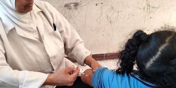 تطعيم الطلاب ضد الالتهاب السحائي بمدارس المنيا