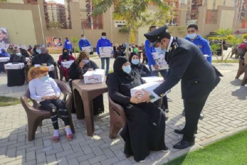 وزارة الداخلية توجه قافلة لتوزيع المساعدات على المواطنين في عيدها الـ70