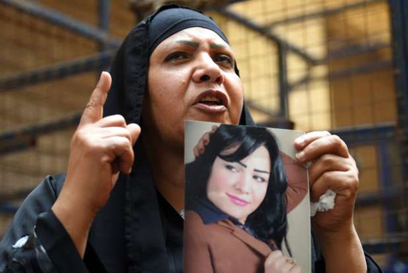 أسرة المذيعة شيماء جمال تنهار أثناء استلام جثمانها من المشرحة