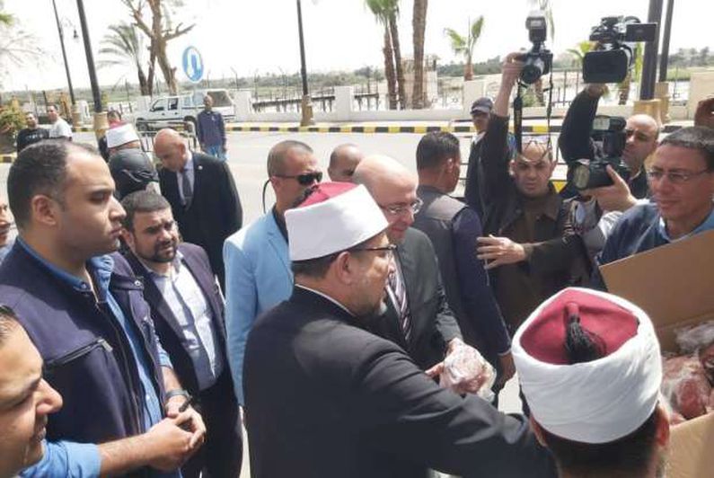 وزير الأوقاف يشهد استلام لحوم صكوك الإطعام لتوزيعها على الأولى بالرعاية