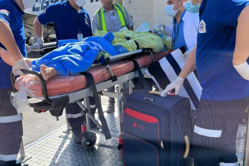 وصول الشاب المصري المريض في موزمبيق إلى أرض الوطن لاستكمال العلاج بالقاهرة