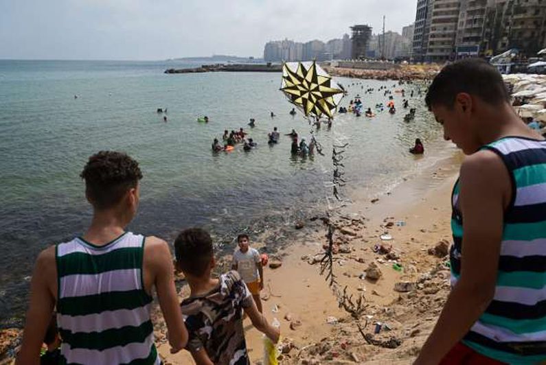 توافد المصيفين على شواطئ الإسكندرية يوم الجمعة