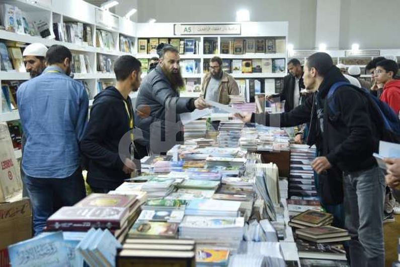 إقبال الزوار على معرض القاهرة الدولي للكتاب