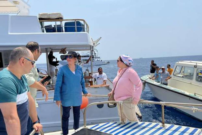 وزيرة البيئة في جولة مفاجئة لمتابعة تنفيذ خطة الأنشطة البحرية بشرم الشيخ