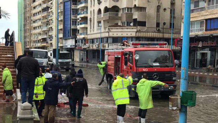 سحب مياه الأمطار من شوارع الإسكندرية بالأمس