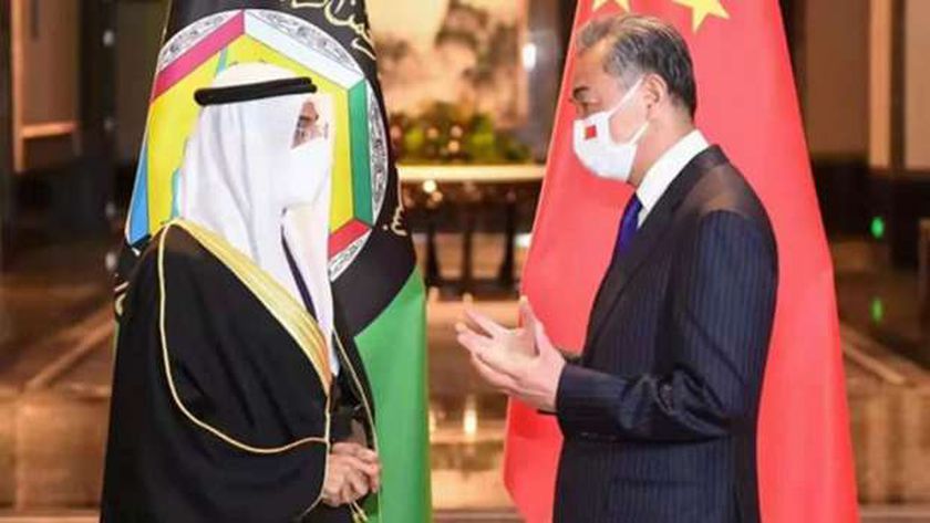وزير الخارجية الصيني مع الأمين العام لمجلس التعاون الخليجي