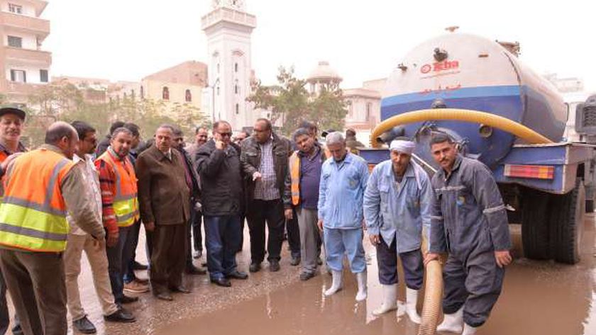 محافظ أسيوط يتابع أعمال إزالة آثار مياه الأمطار من الشوارع ويكافئ 4 عمال لاخلاصهم في العمل