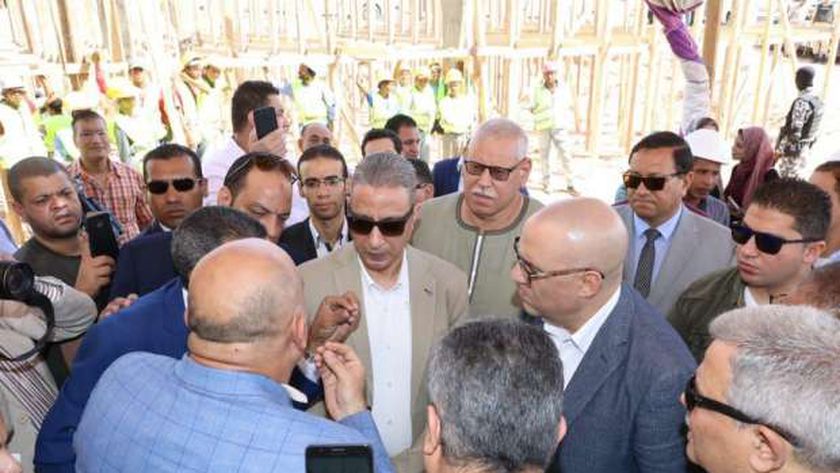 وزير الاسكان يتفقدان الأعمال الإنشائية لمحطة صرف صحي المنشاة