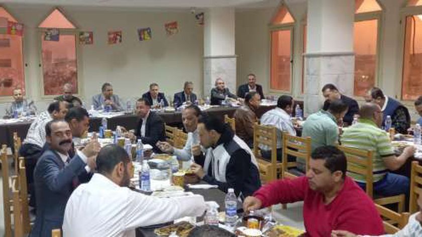 رئيس جامعة كفرالشيخ يتناول الإفطار وسط الموظفين والعاملين