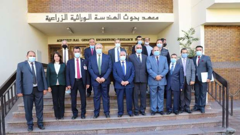 صورة وزيرا الزراعة المصري والعراقي يتفقدان معاهد ومعامل مركز البحوث الزراعية  – مصر