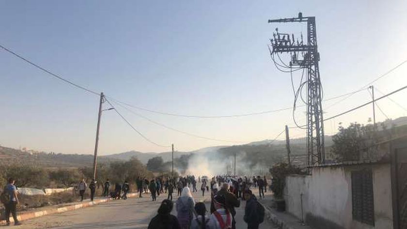 الاحتلال يطلق غاز مسيل للدموع على الطالبات