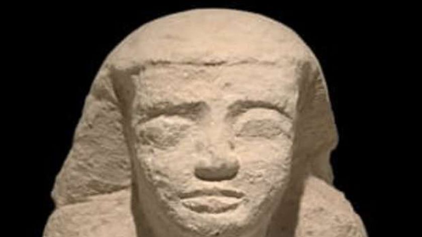 صورة رحلة تمثال «سني بتاح» من مصر لـ هولندا.. خرج بطريقة غير شرعية وعاد مفقود الأرجل – مصر