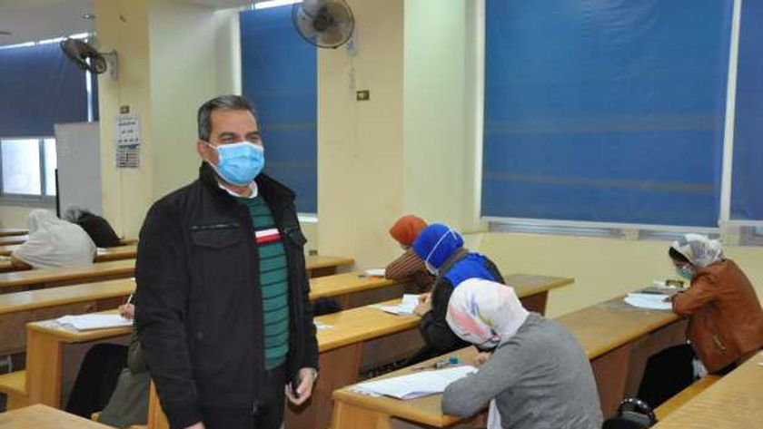 نائب رئيس  جامعة كفرالشيخ يتفقد سير امتحانات الفصل الدراسي الأول