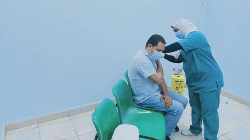 أحد المواطنين أثناء الحصول على اللقاح المصري - أرشيفية