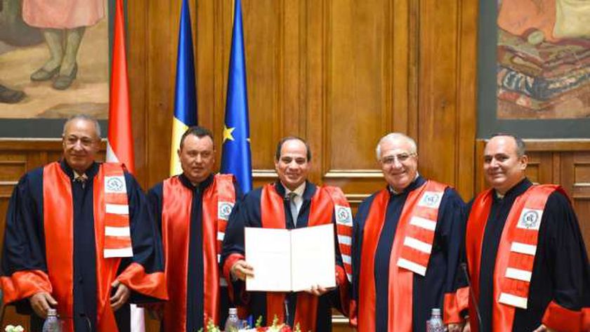 الرئيس عبدالفتاح السيسي أثناء حصوله على الدكتوراة الفخرية من رومانيا