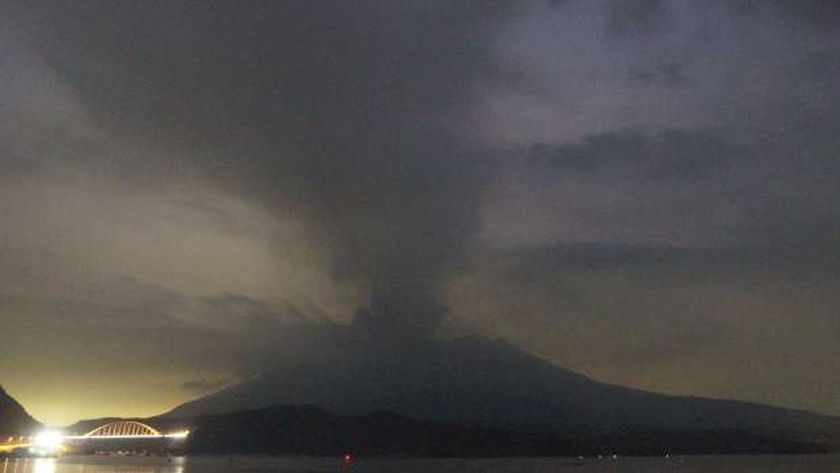 شاهد لحظة انفجار بركان اليابان قرب محطة للطاقة الذرية.. ارتفع 300 متر