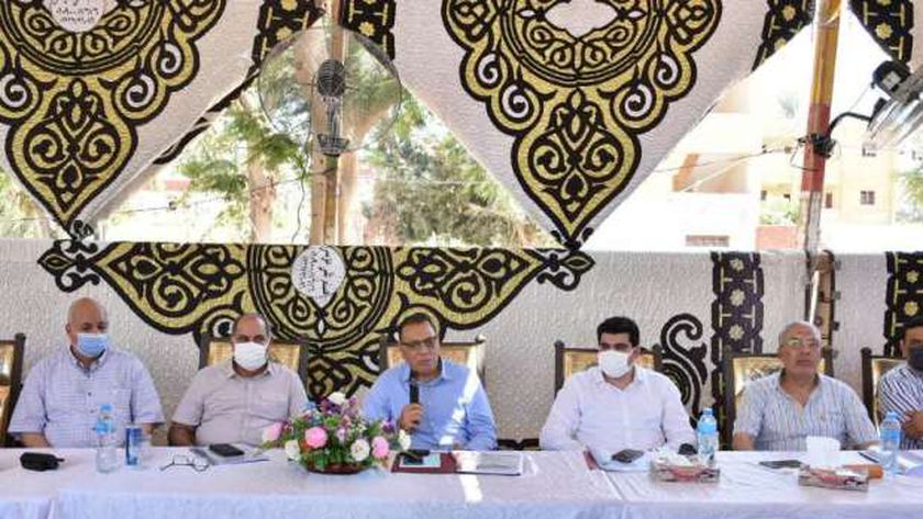 محافظ الشرقية يعقد حواراً مجتمعياً مع أهالي قرى مركز الحسينية